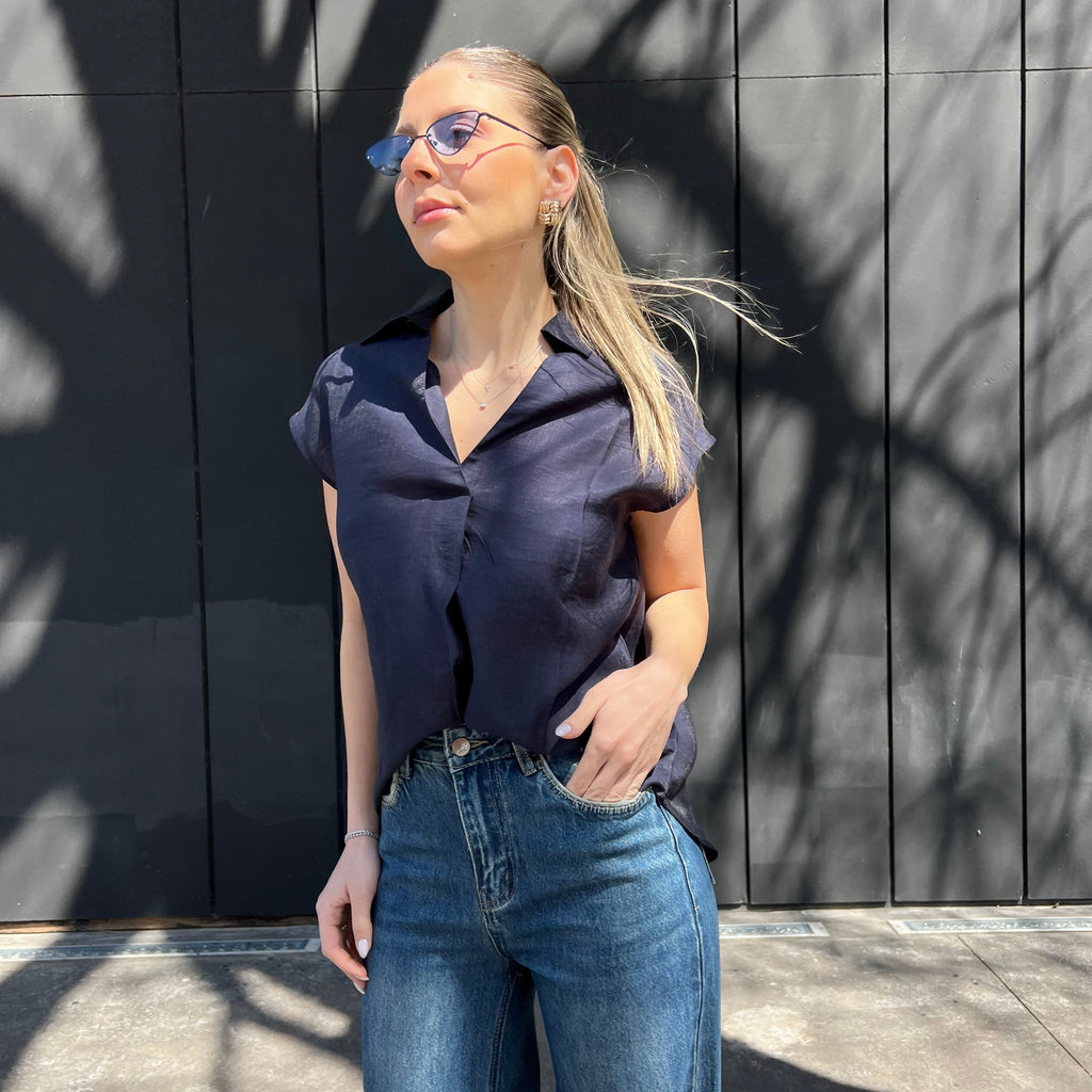 Sleeveless v-neck shirt