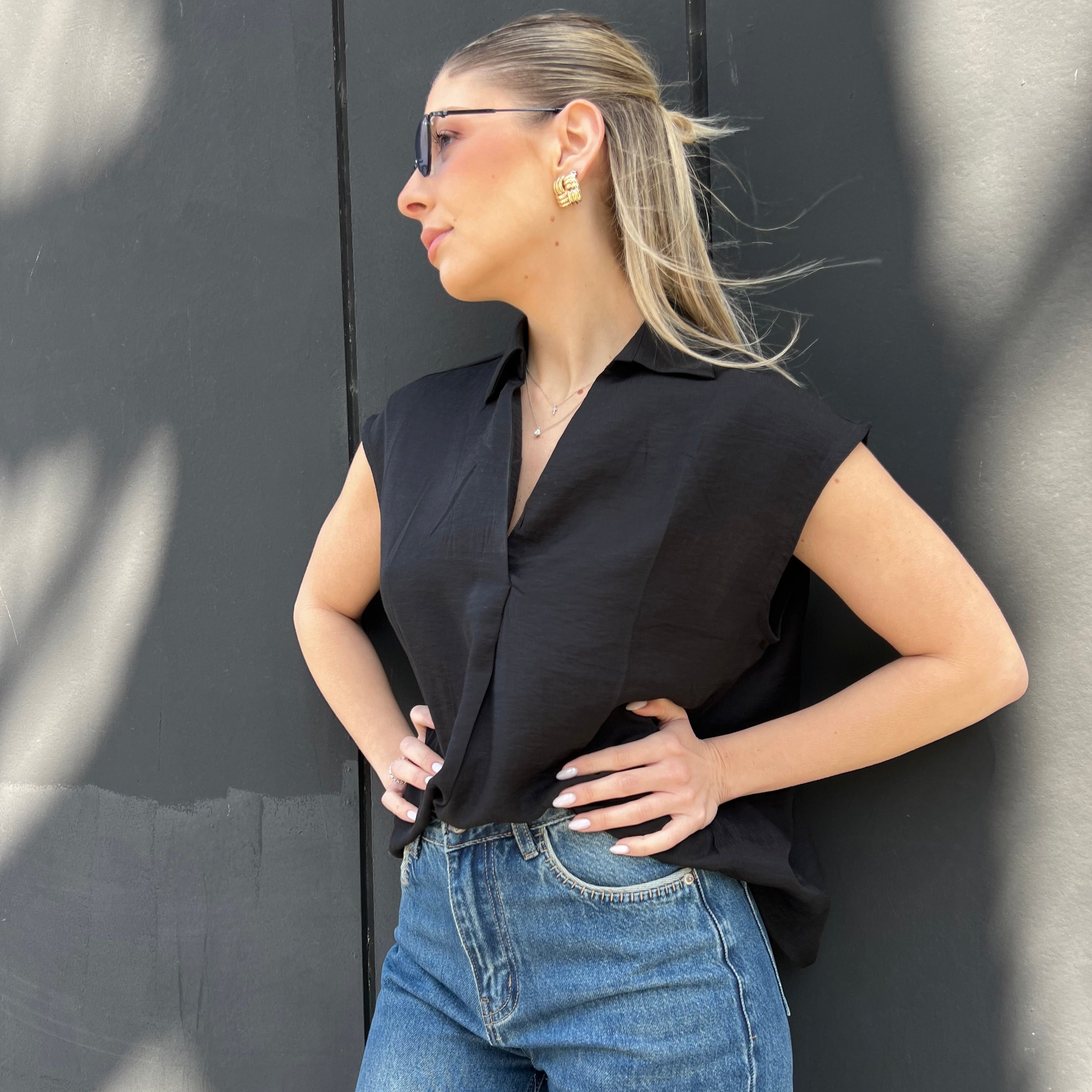 Sleeveless v-neck shirt