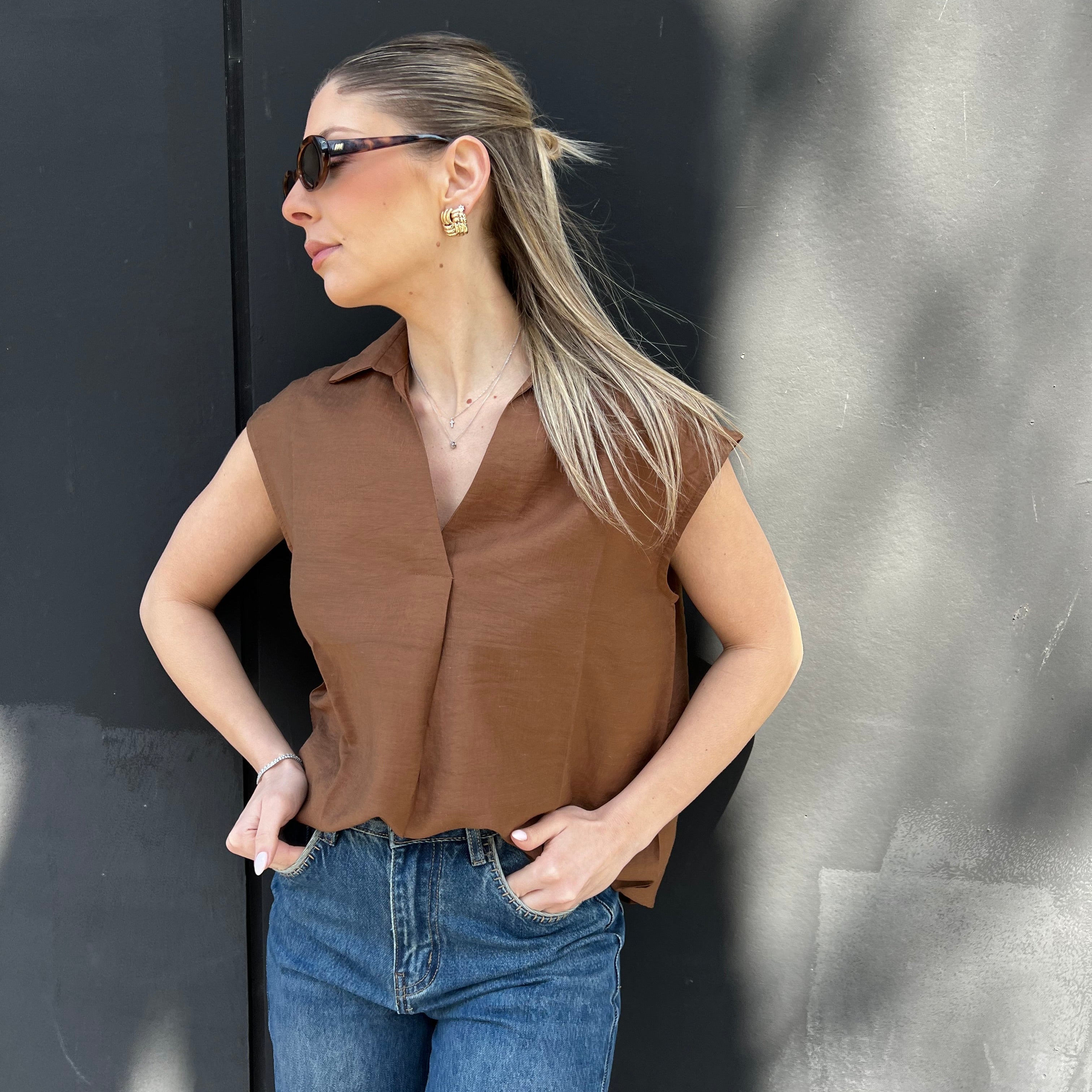 Sleeveless v-neck shirt