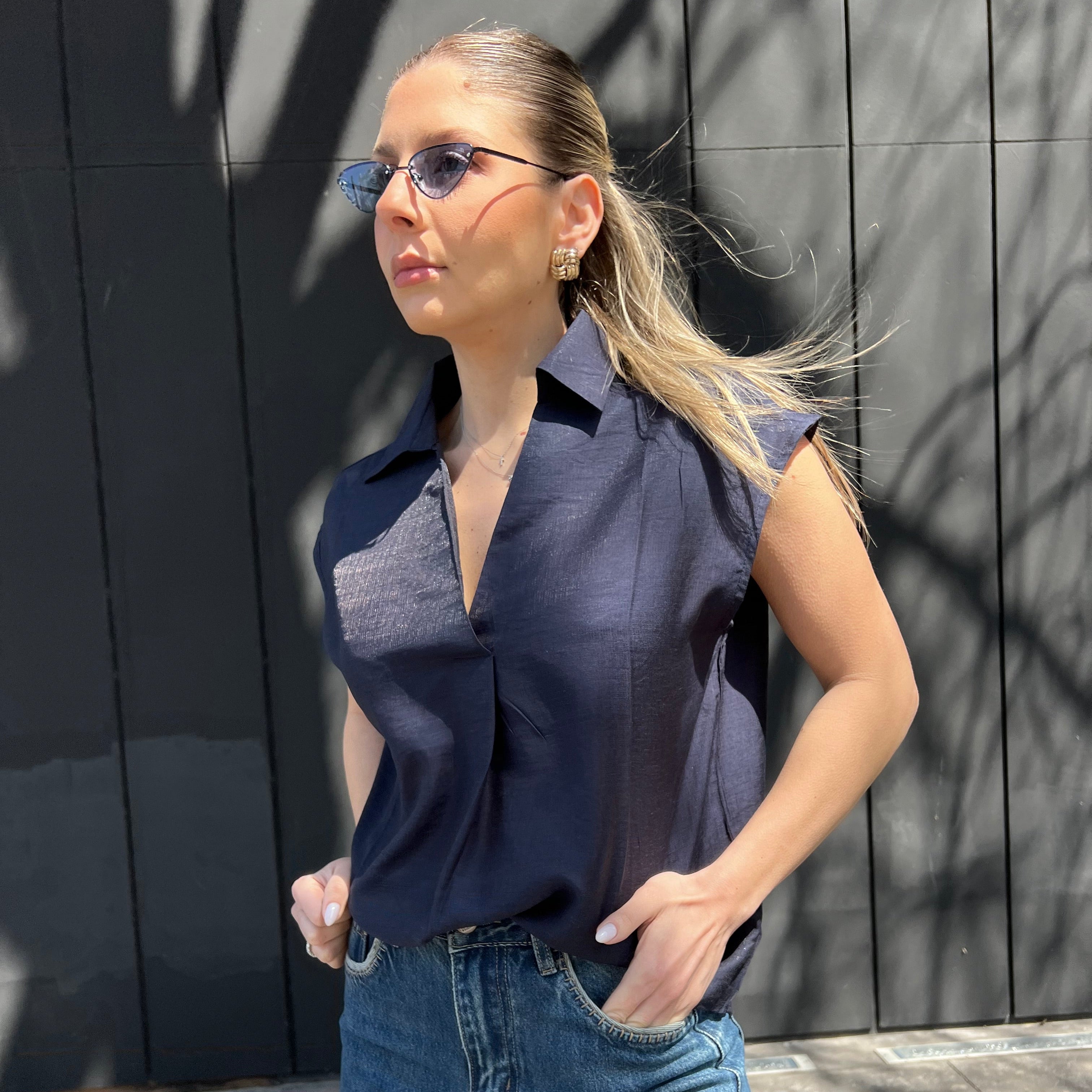 Sleeveless v-neck shirt