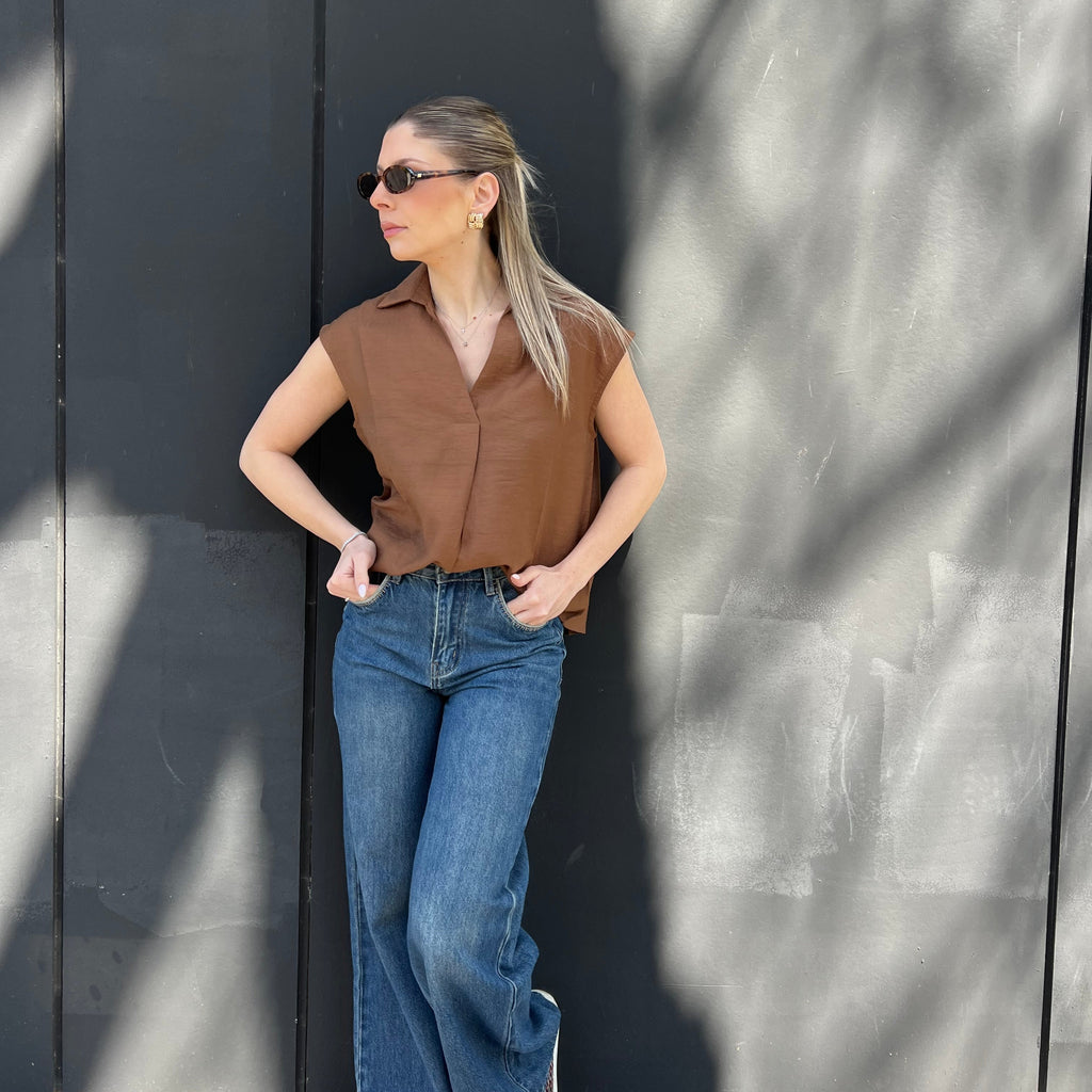Sleeveless v-neck shirt