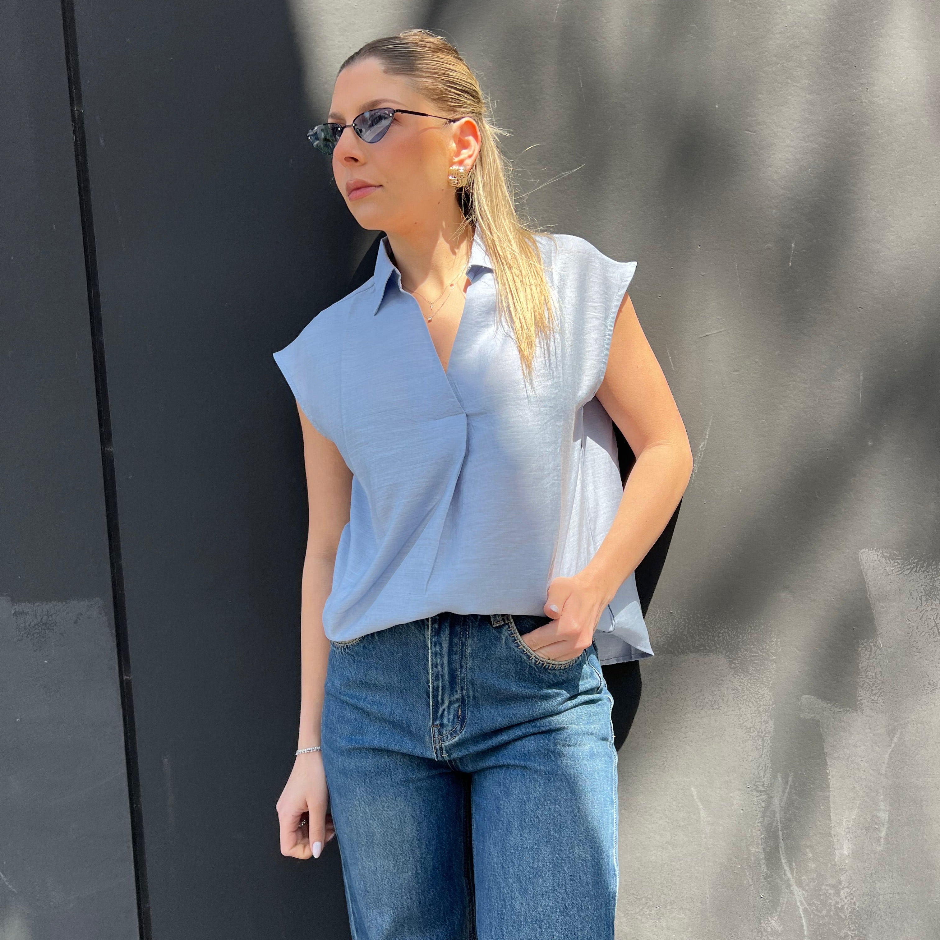 Sleeveless v-neck shirt