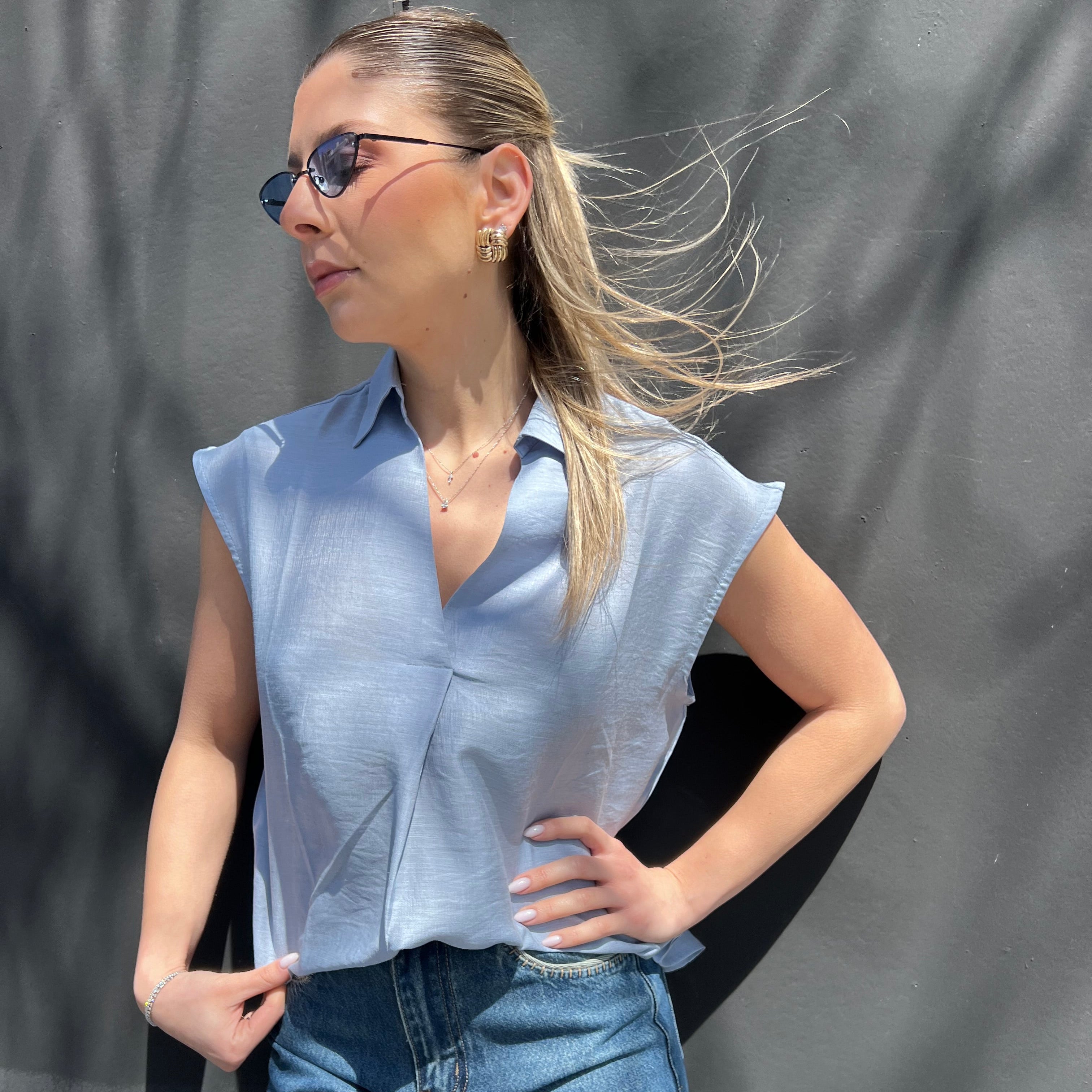 Sleeveless v-neck shirt