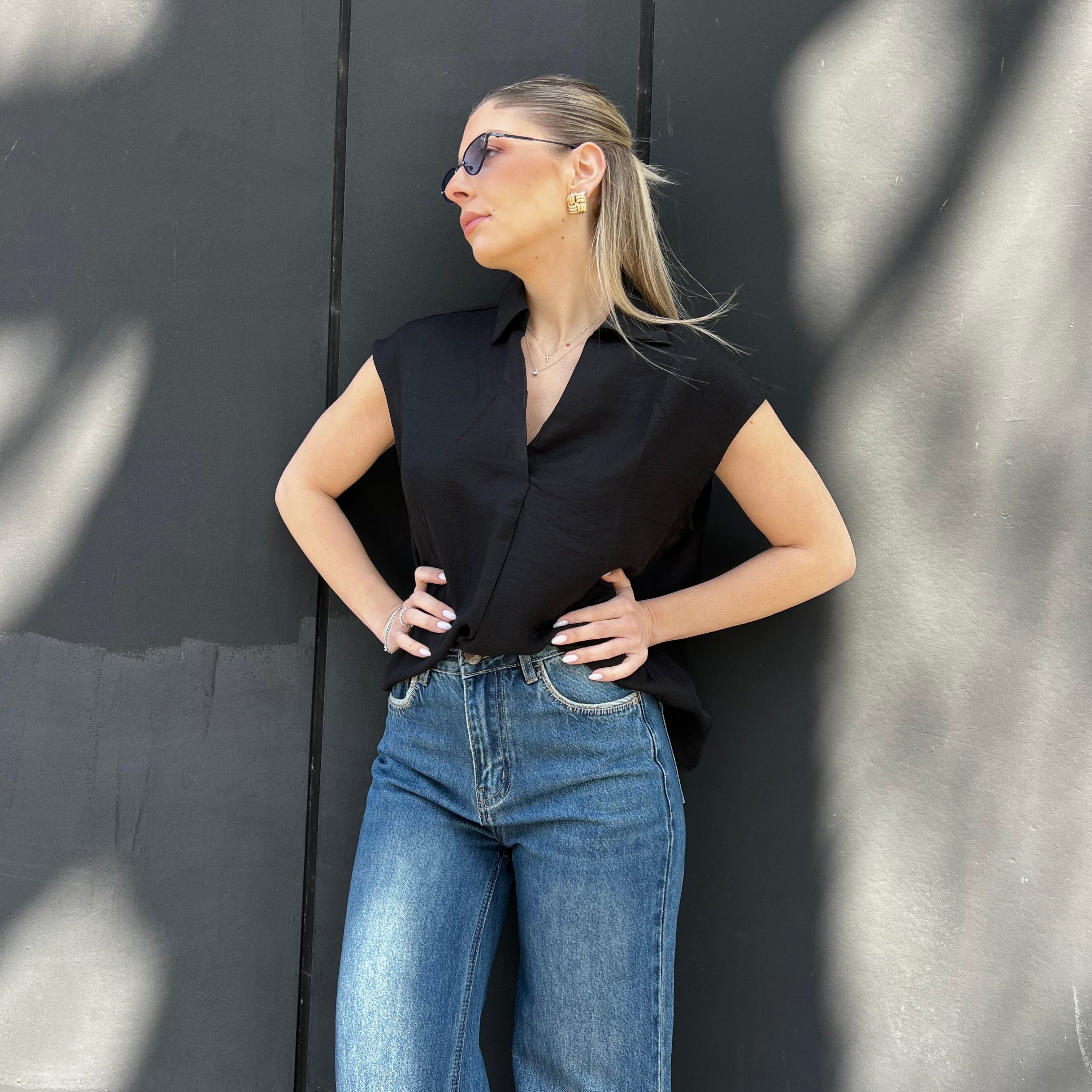 Sleeveless v-neck shirt