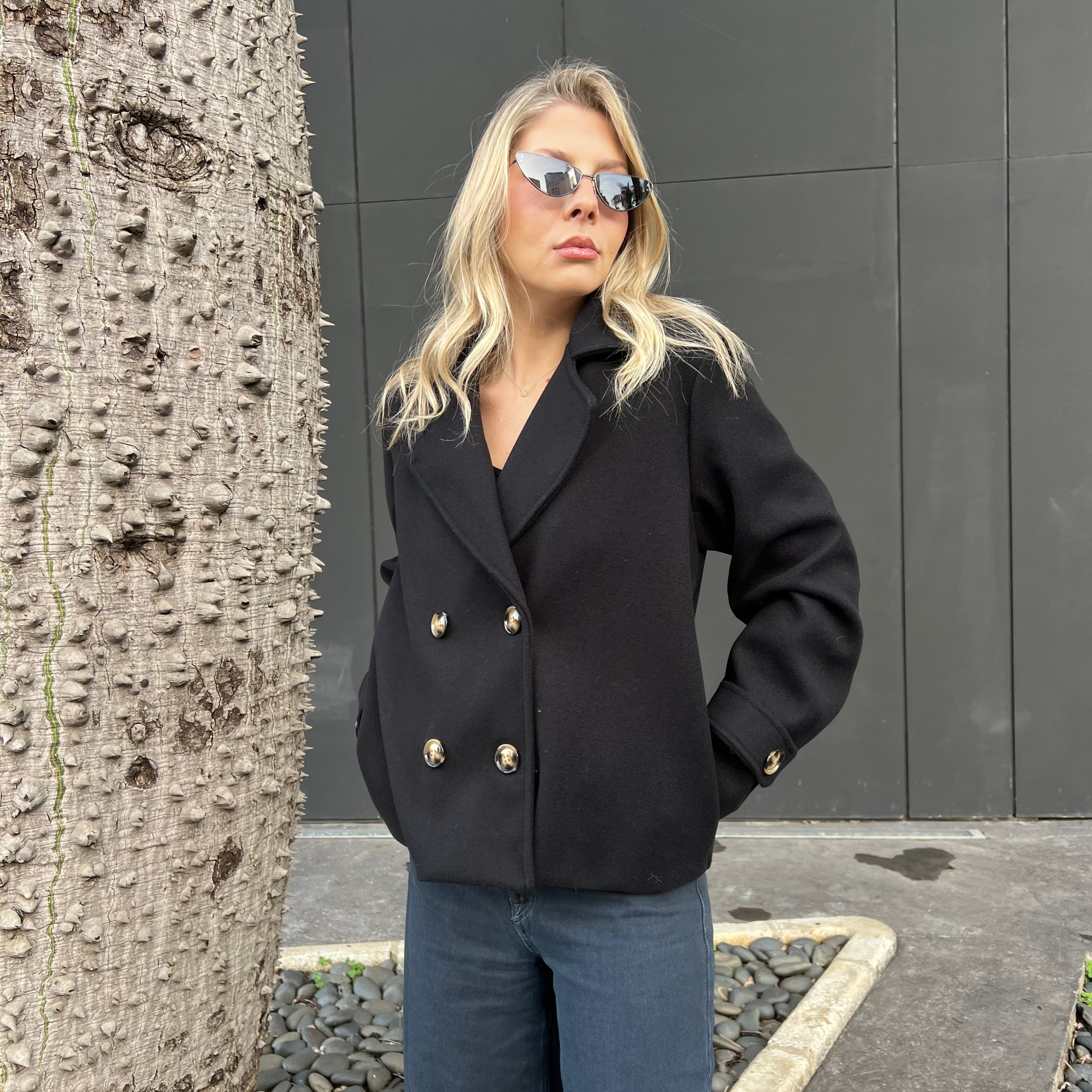 Short coat with buttons