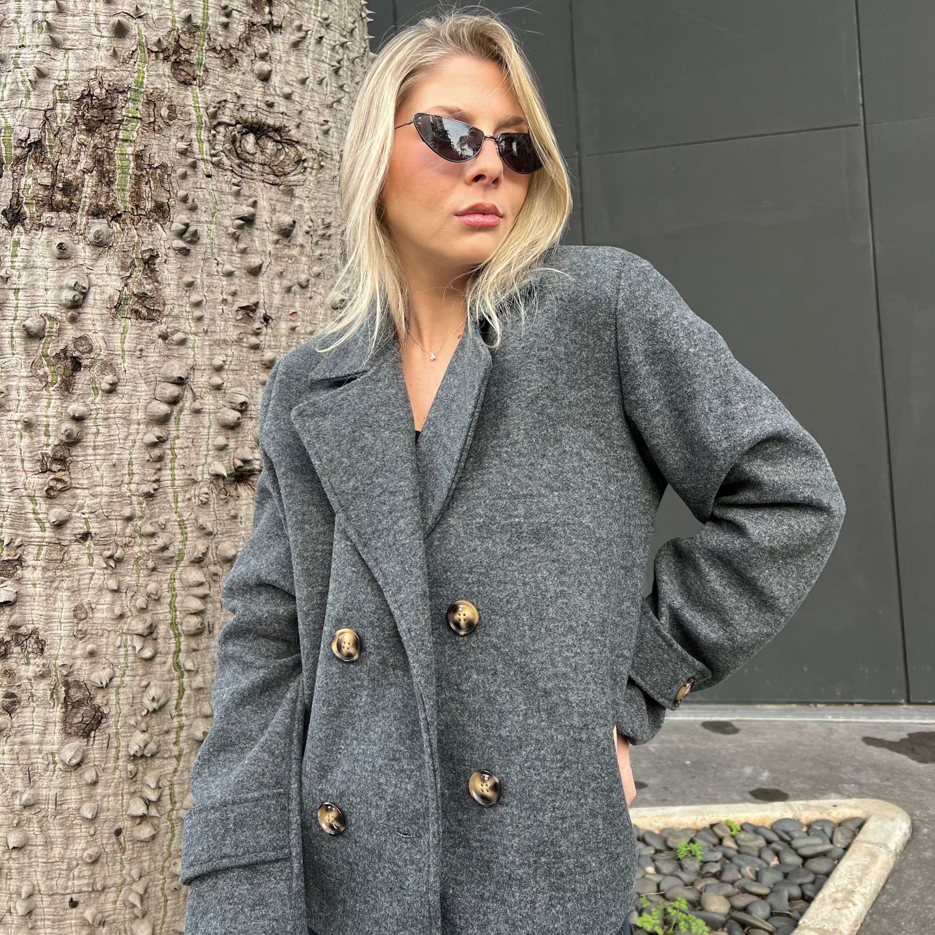 Short coat with buttons