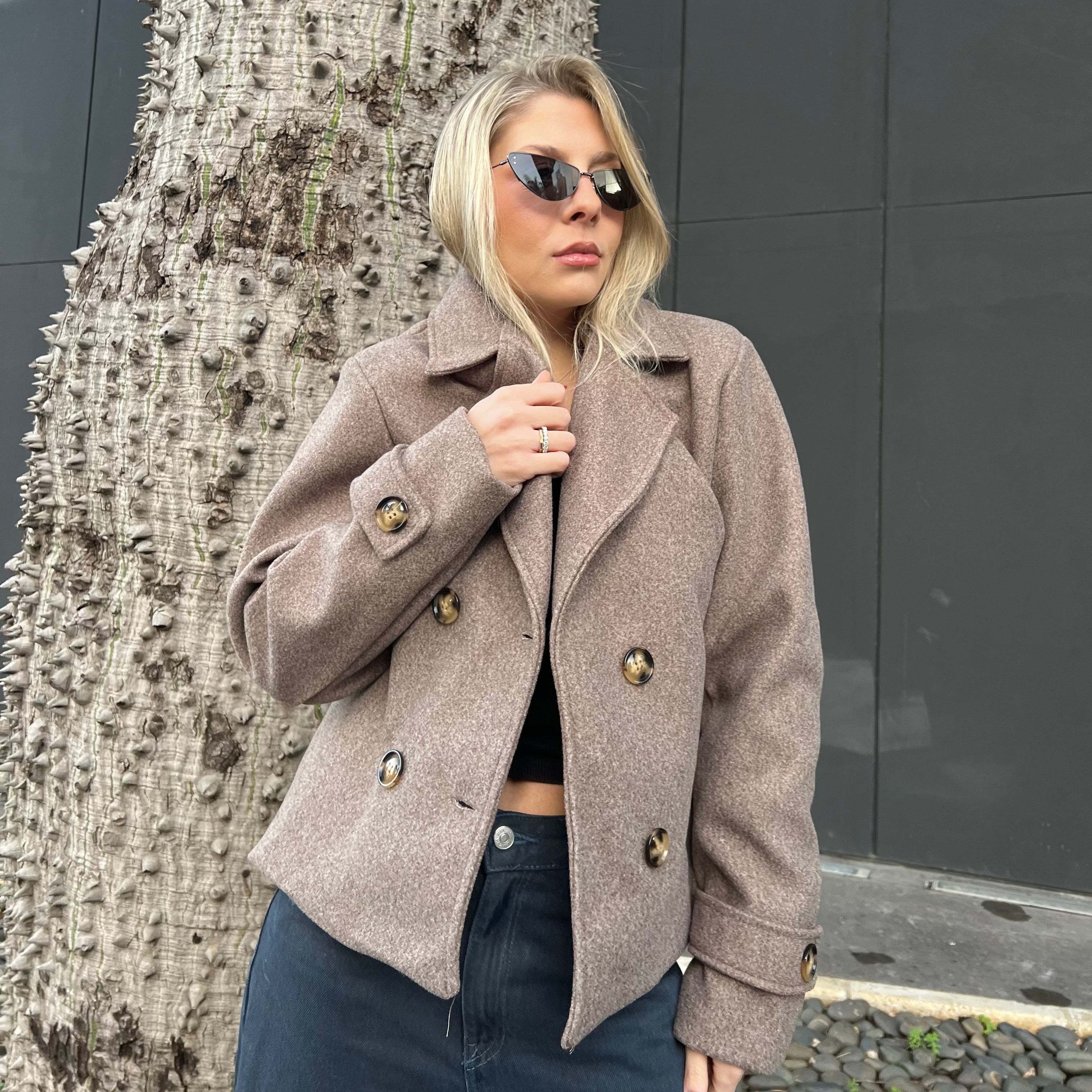 Short coat with buttons