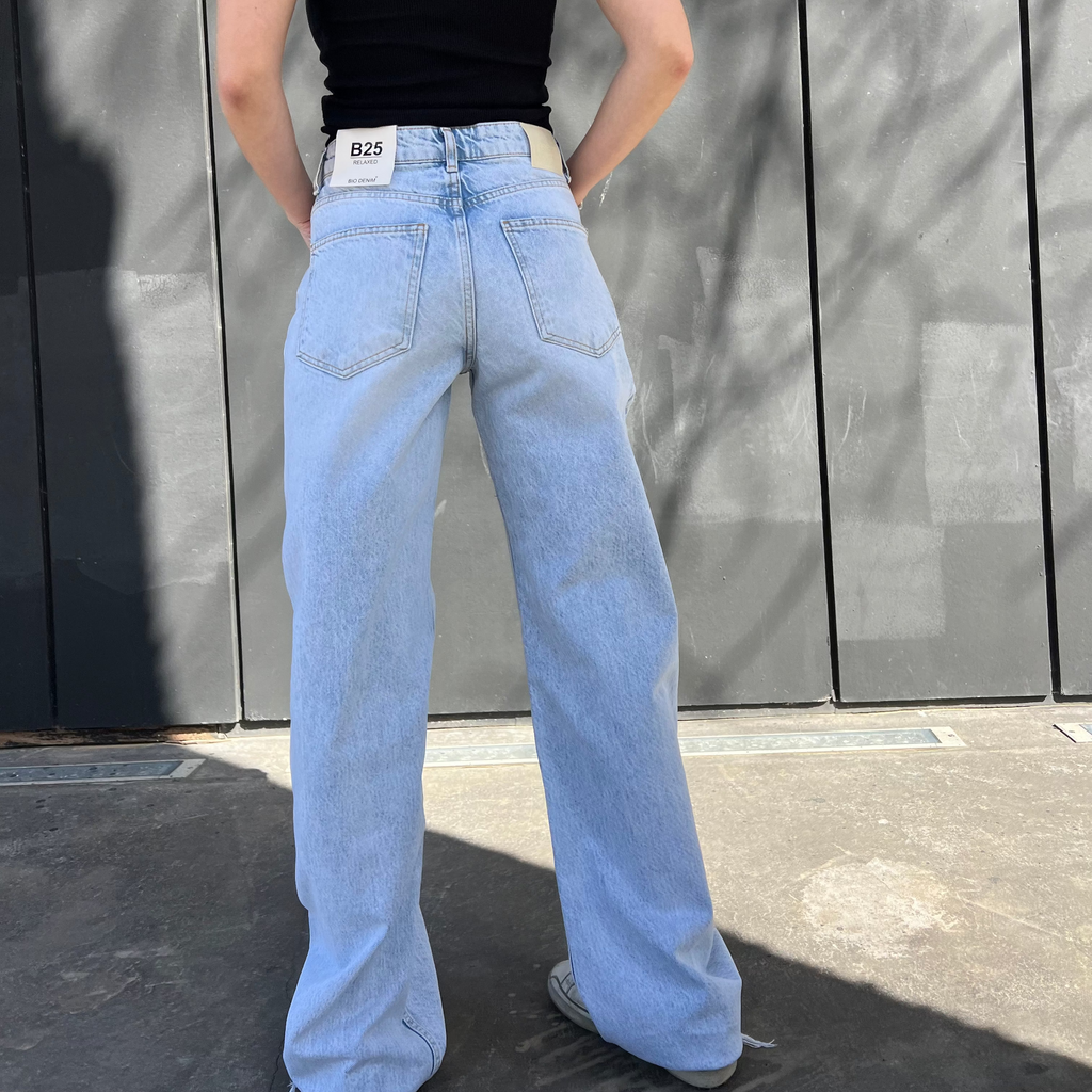 Light wide-leg jeans