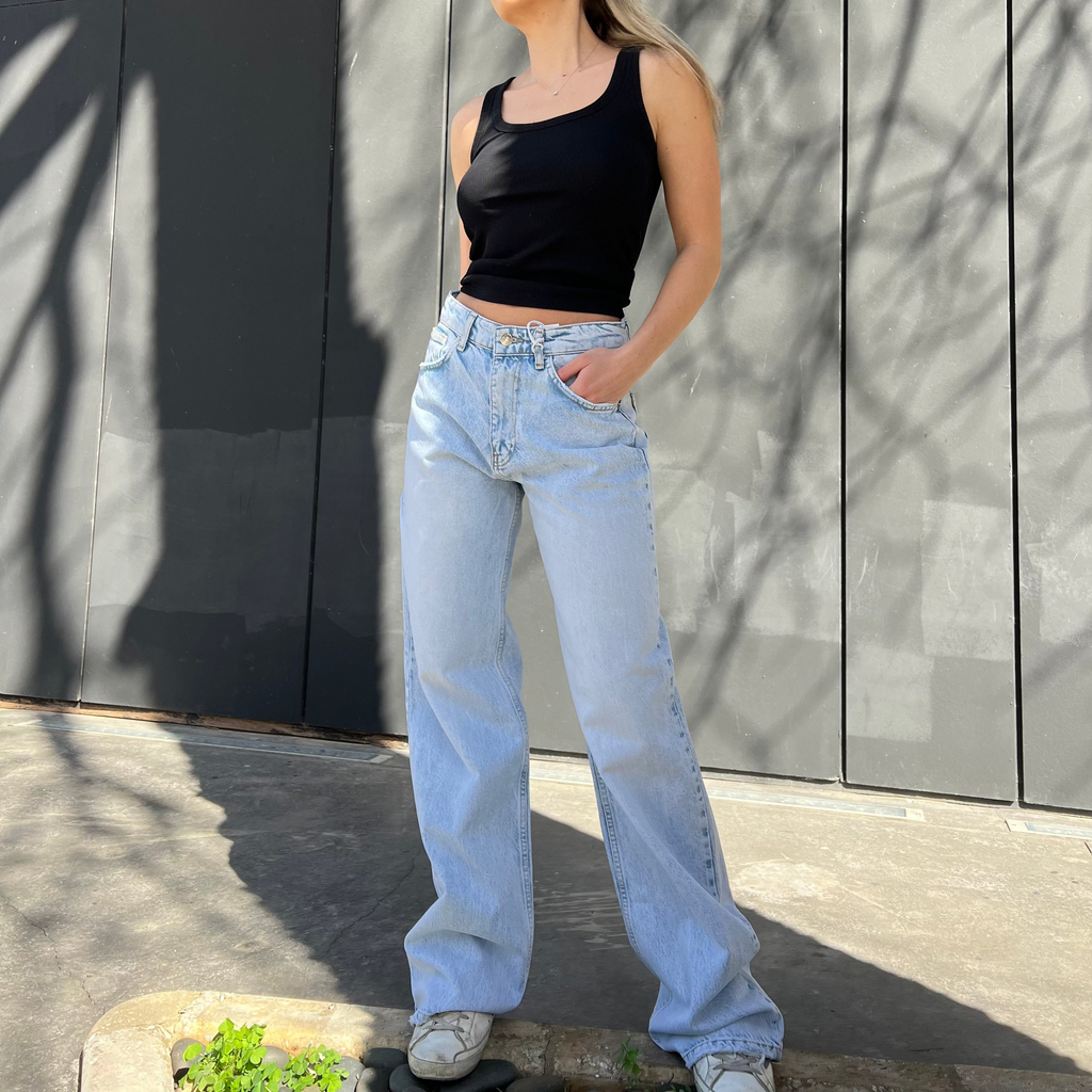 Light wide-leg jeans